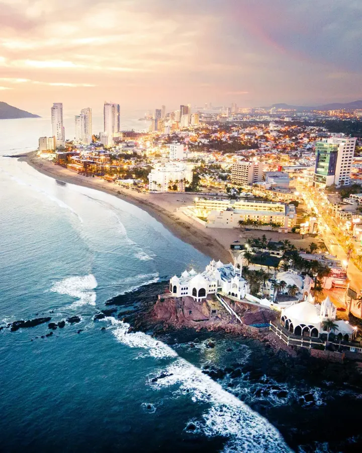 Atardecer sobre la costa y la ciudad de Mazatlán